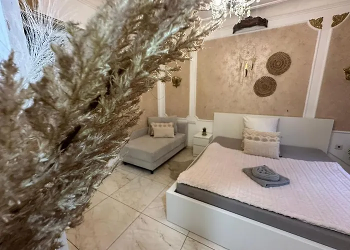 Apartment Honor Extravagance